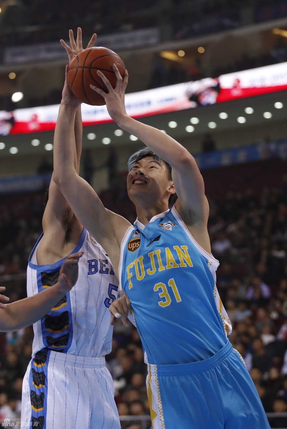 王哲林与莫里斯篮下激烈卡位，肌肉紧绷，眼神坚定，每一次争抢都彰显着内线霸主的尊严。