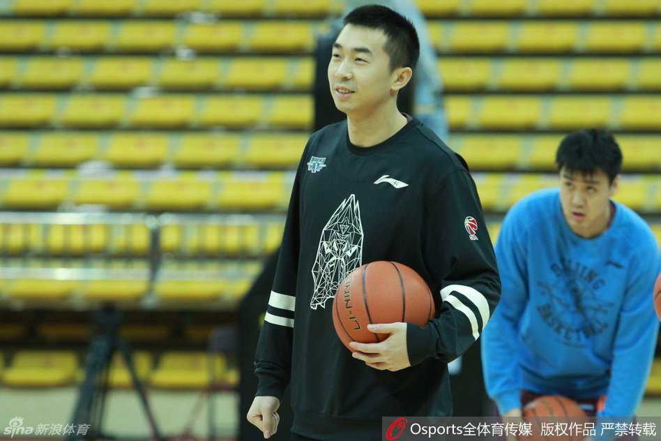 方硕认真投入运球训练，眉宇间透着一股坚毅，双手冻红却毫不在意