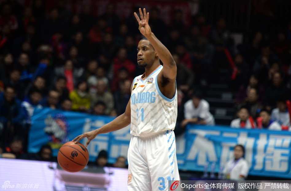 闵鹿蕾指导一脸严肃地站在场边与裁判进行交涉，手臂用力挥舞比划着，试图为弟子讨回一个公道