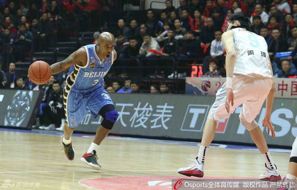 张松涛双手紧抱篮球，在对方内线长臂干扰下强行起跳，肌肉线条紧绷，展现出篮下硬汉的坚决