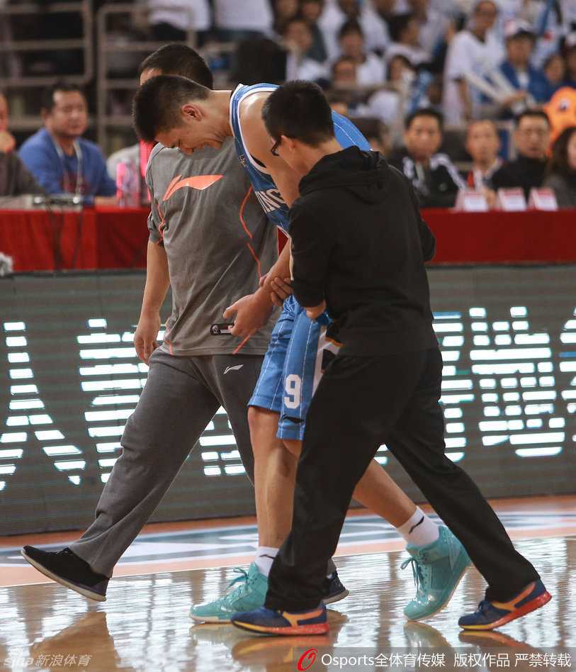 北京首钢核心马布里在弧顶持球，面对防守球员做出战术手势，指挥队友拉开跑位，他的眼神中透露出一种天生的领袖气质和必胜的决心