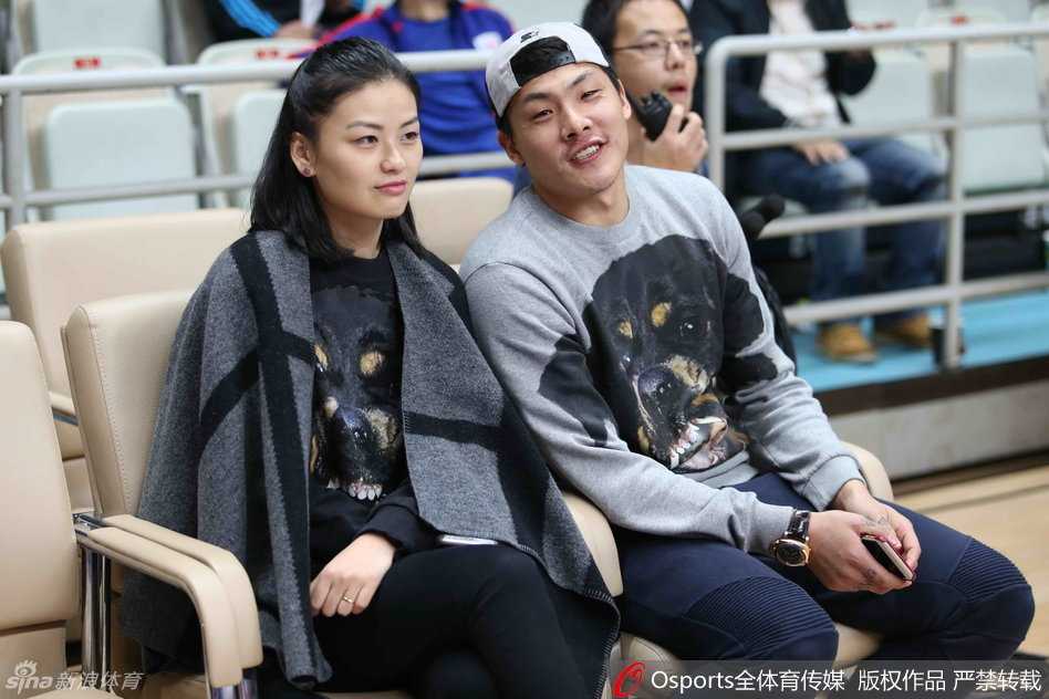 场边风景，王大雷与爱妻身着情侣装甜蜜观战，足篮两界的跨界同框成为看台最暖瞬间。