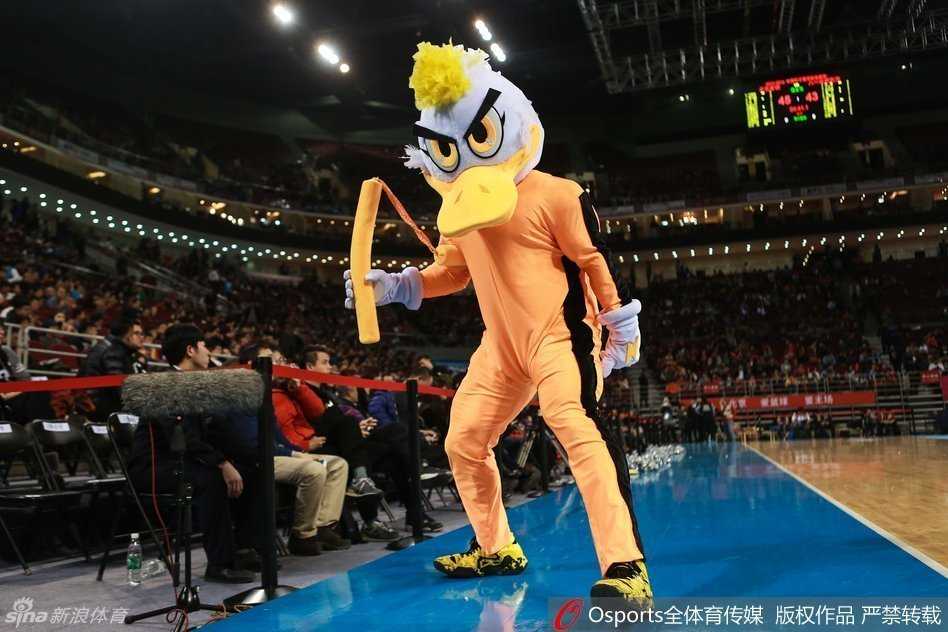 吉祥物双手快速舞动双节棍，棍花缭乱，银色残影映衬着它身上的黑色条纹，功夫范儿十足。