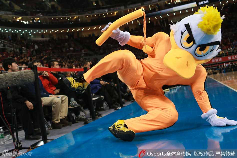 霹雳鸭模仿李小龙飞踢时不慎摔倒，四仰八叉躺在木地板上，却依然咧嘴大笑，憨态可掬。