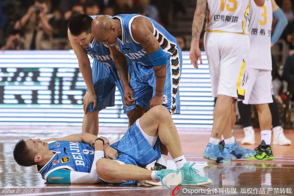 队医迅速冲进场内，蹲在孙悦身边紧急查看伤情，孙悦咬牙强忍疼痛，场边的闵鹿蕾指导神情严峻，双手叉腰。