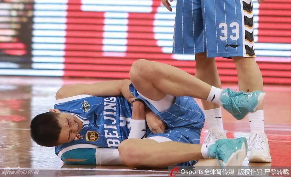 工作人员小心翼翼地搀扶起孙悦，孙悦眉头紧锁，左手无力地低垂，马布里仍站在一旁守护，仿佛在用眼神给他力量。