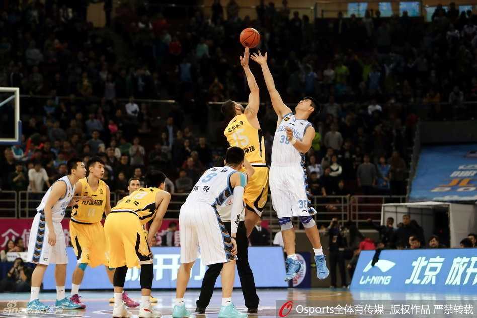 闵鹿蕾指导在场边眉头紧锁，右手握拳奋力挥舞，用极具感染力的肢体语言向场内弟子们传达着最新的战术部署，眼神中满是坚定与信任。