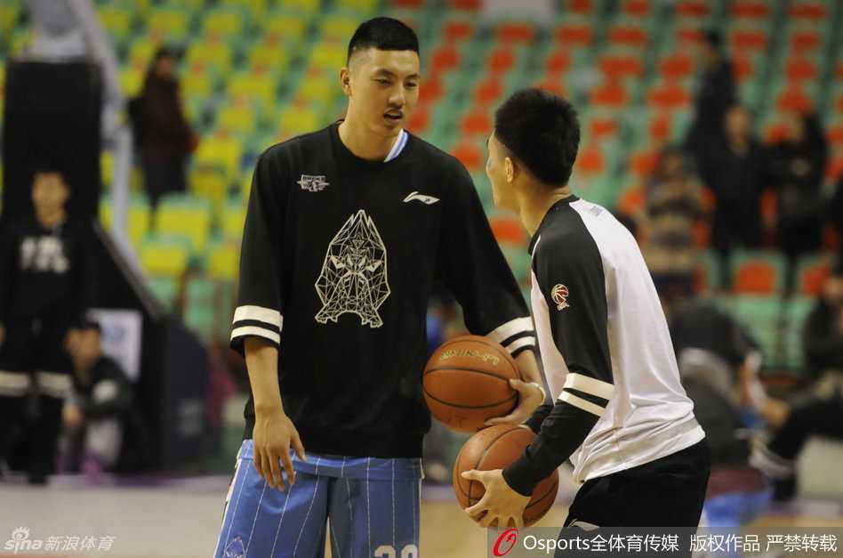 北京队外援莫里斯站在场边神情恍惚，眉头紧锁，眼神中透露出对场上局势失控的深深焦虑与无奈，背景是辽宁球迷沸腾的声浪。