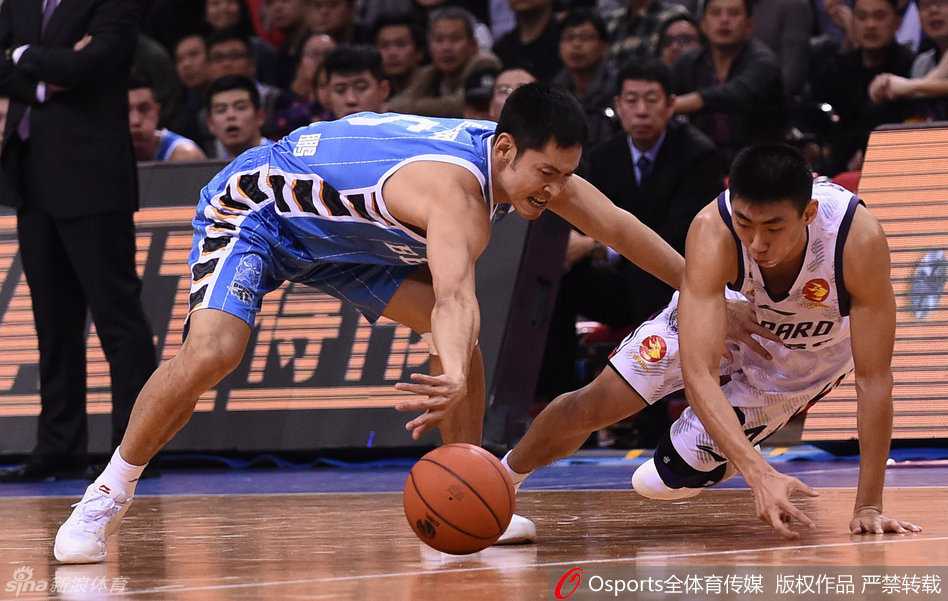 李慕豪在罚球线附近持球，他左右晃肩试图摆脱防守，准备用灵活的脚步完成篮下冲击。