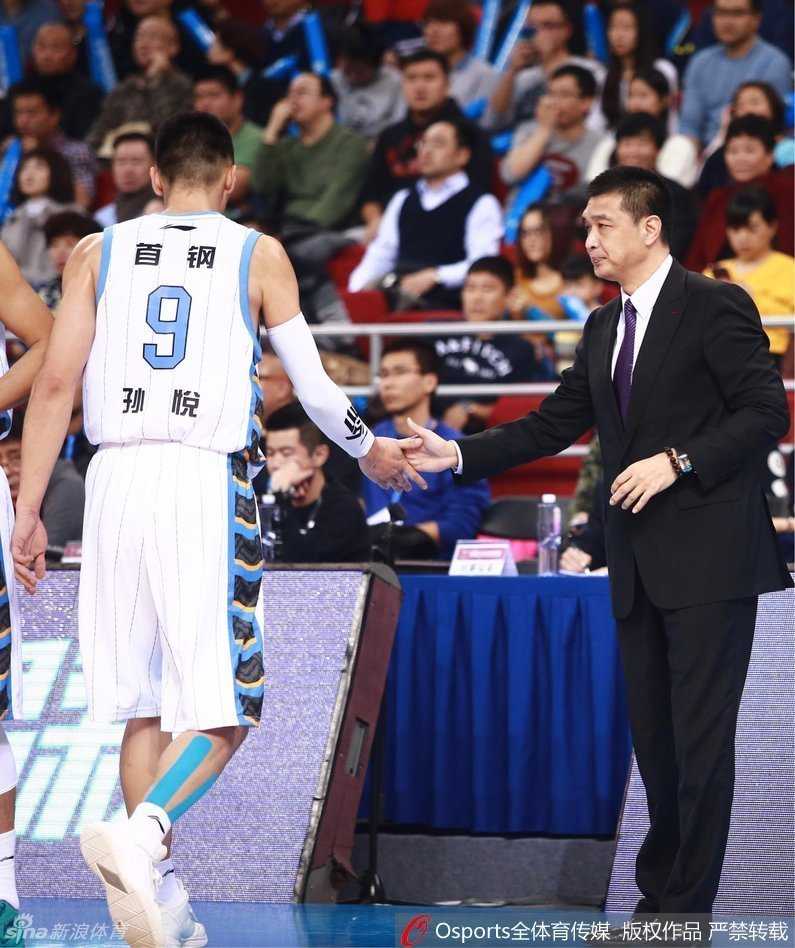 孙悦眼观六路从容控球，修长的身形在防守者面前如同一道难以逾越的高墙，指挥官气质尽显