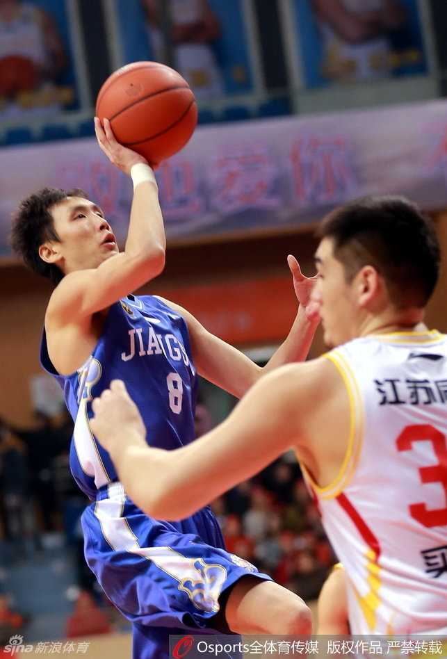 山东队球员遭遇山西队双人包夹严密防守，强行突破试图撕开防线