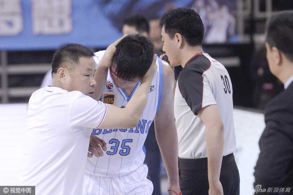 北京首钢队张松涛在篮下强攻时，遭到北控队三人包夹，瞬间血流如注
