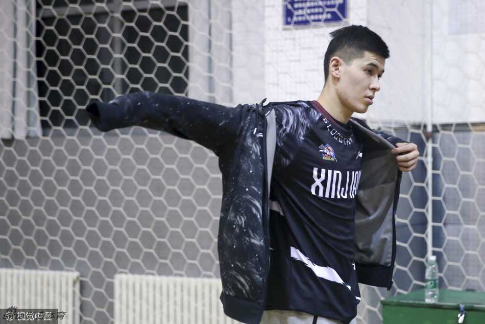 阳光帅气的阿不都沙拉木在训练间隙抬头仰望，眼神中充满了对比赛的渴望和年轻人特有的清澈，汗水浸湿的头发见证着他的努力。