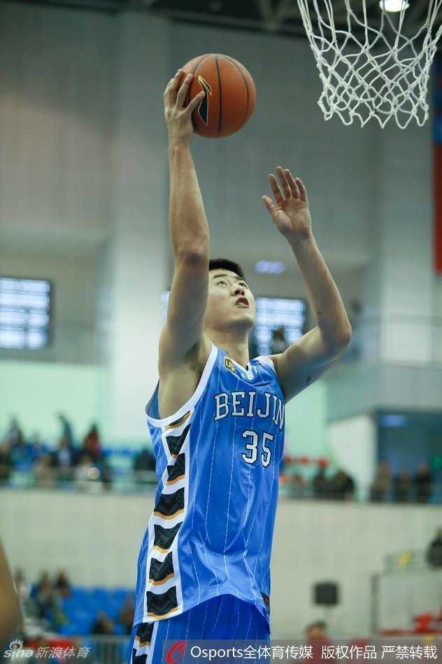 大树张松涛在训练赛中强打内线，他用力卡住位置，双手紧紧抱住篮球，正准备完成一次势在必得的强起上篮。