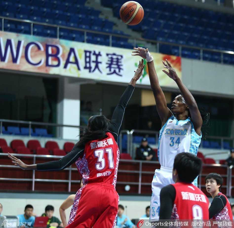 新疆队核心彭诗晴犹如灵动的精灵，面对北京队的防守悍将，她一个急停跳投出手，篮球划出美妙的弧线直奔篮筐。