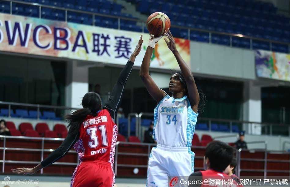 在激烈的身体对抗中，裁判哨声响起，北京队球员站上罚球线。她深吸一口气，在全场观众的注视下稳稳出手，罚球精准入网。