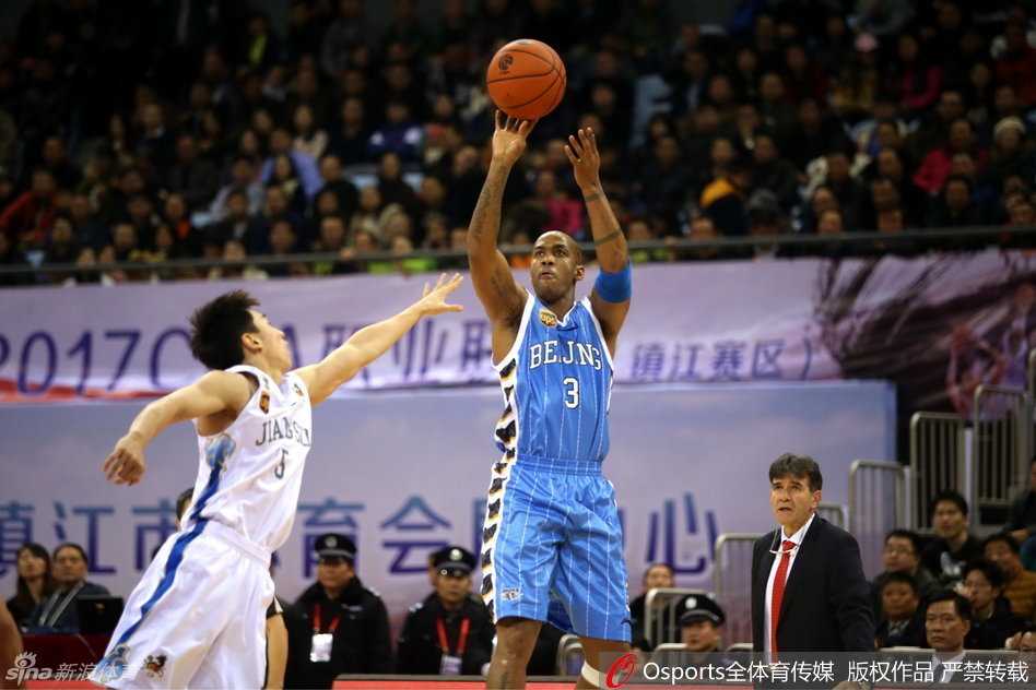 斯蒂芬·马布里在三分线外果断干拔，篮球在空中划出一道决定比赛走向的优美弧线。