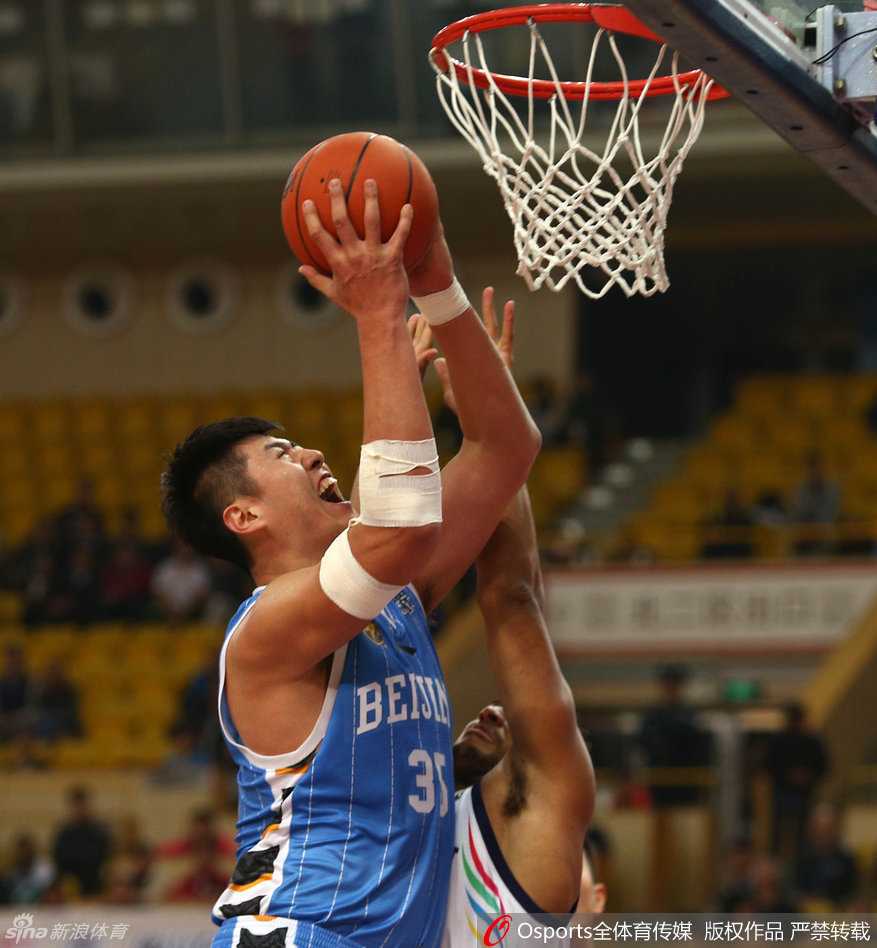 “孙悦在快攻中持球推进，面对佛山队防守球员的拦截，他如同利剑一般撕开防线。”