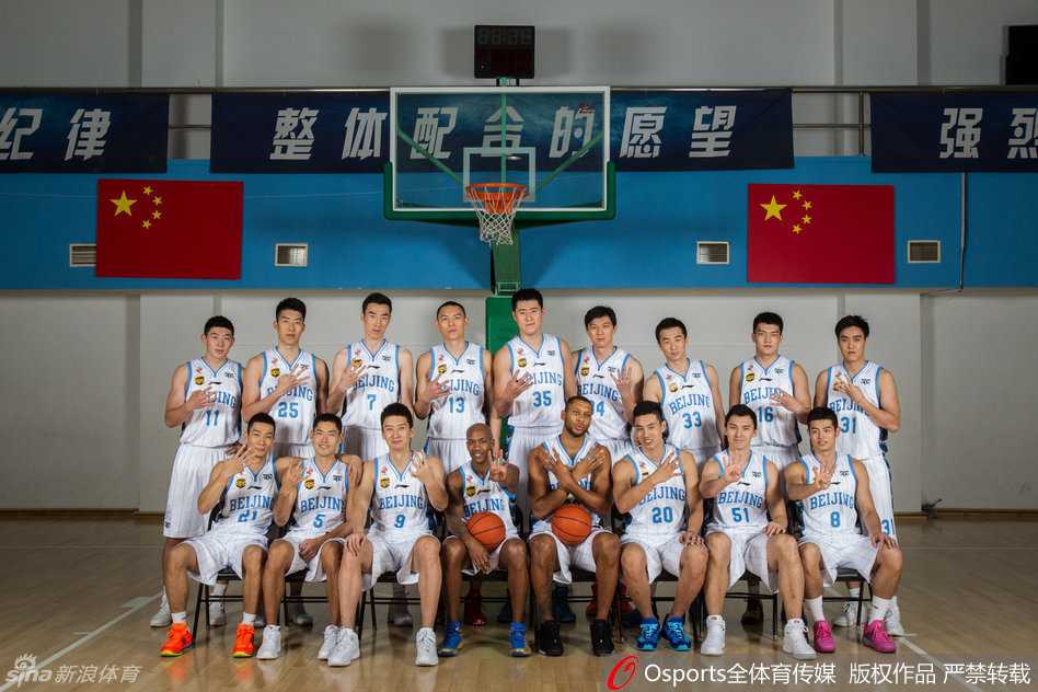 球队大脑马布里在人群中高高跃起，上演标志性上篮，身披3号战袍的他眼神如炬，用一次次冲锋点燃全队士气。