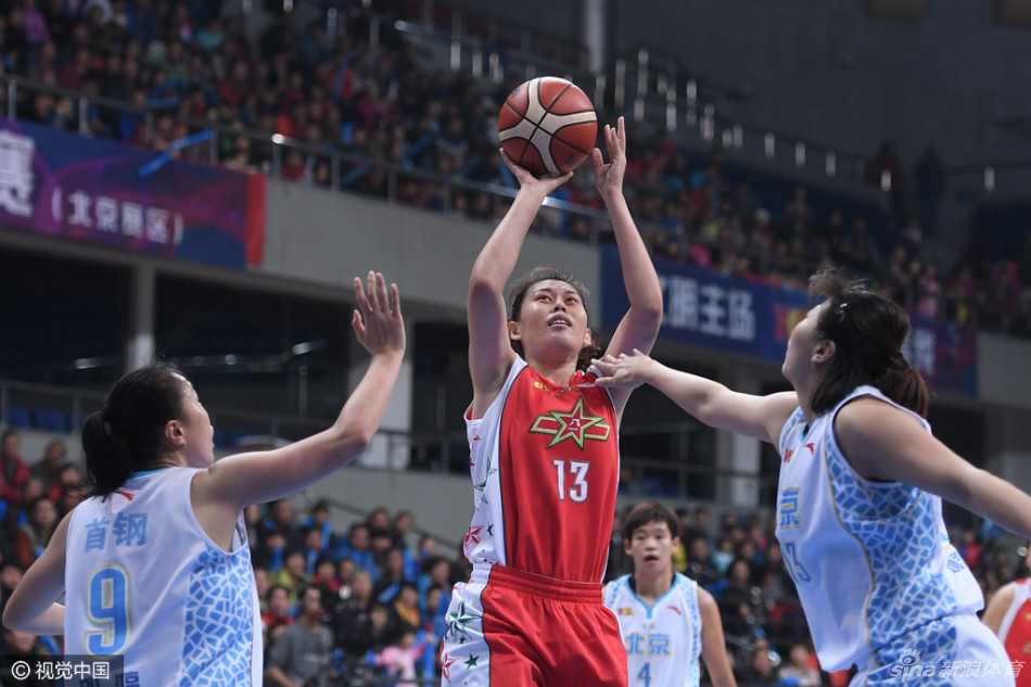 八一队球员加速突破，如离弦之箭般掠过场地，试图在电光火石间撕开北京首钢的钢铁防线。