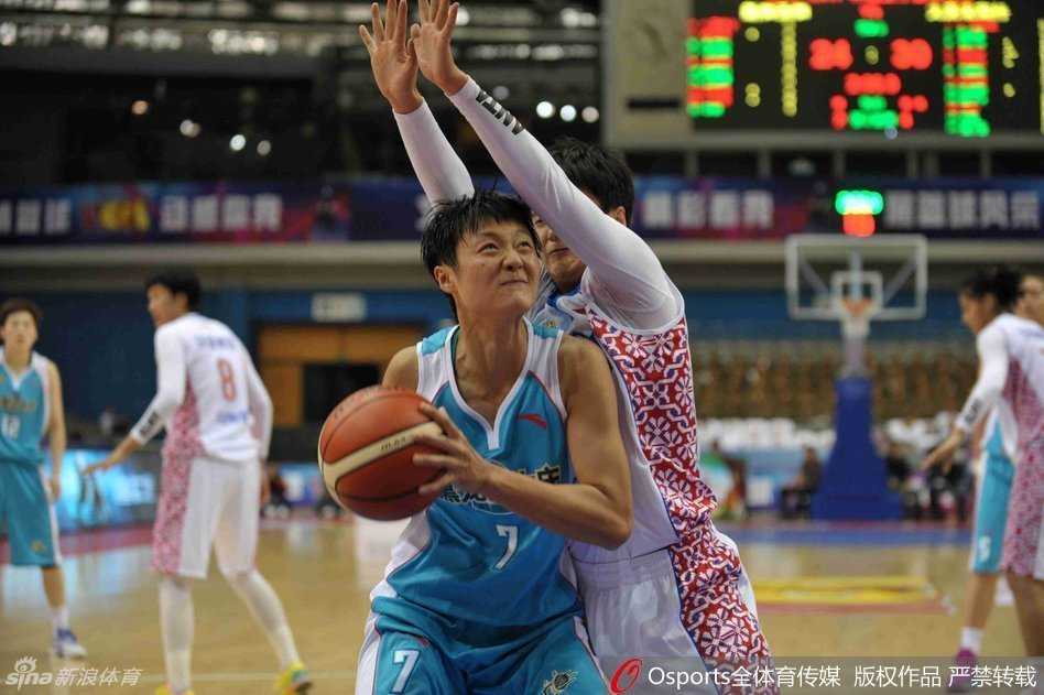 史秀峰面对防守沉着冷静，一个逼真的投篮假动作点飞对手后，运球一步急停跳投，动作如行云流水般一气呵成。