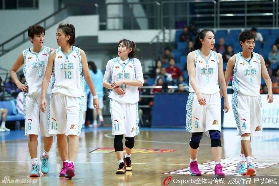 张帆在内卡位要球，高举手臂示意队友，她身边的两名防守队员严阵以待，一场关于篮下领地的激烈争夺一触即发。