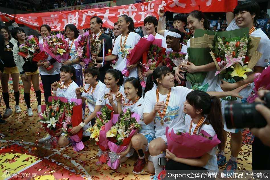 胜利的时刻，主教练许利民成为了队员们“围攻”的对象。大家一拥而上，将运筹帷幄的恩师高高抛向空中。这不仅是对他战术布置的肯定，更是对这位领路人最深情的致敬。