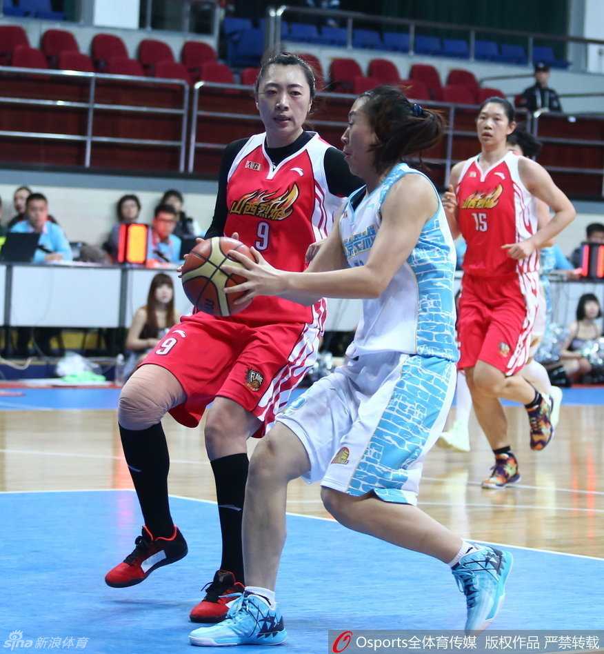 北京队核心球员运球急停，高高跃起，在对手的干扰下从容出手，皮球划出一道优美的弧线，空心入网，重现标志性跳投的风采。