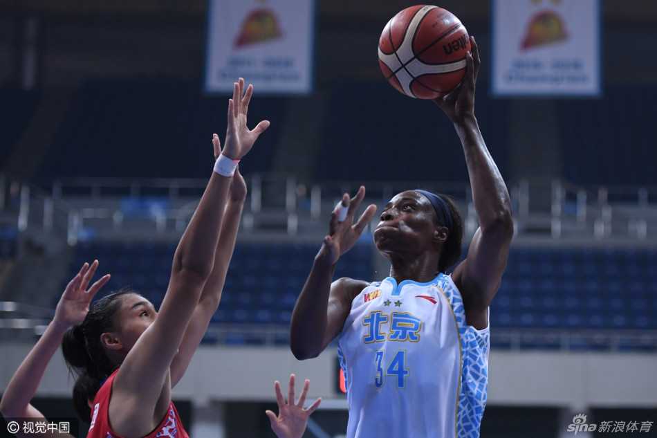 北京队后卫杨半伴如同一道闪电杀入敌阵，面对补防球员，她巧妙地将球高高抛起，皮球划出一道彩虹弧线空心入网。