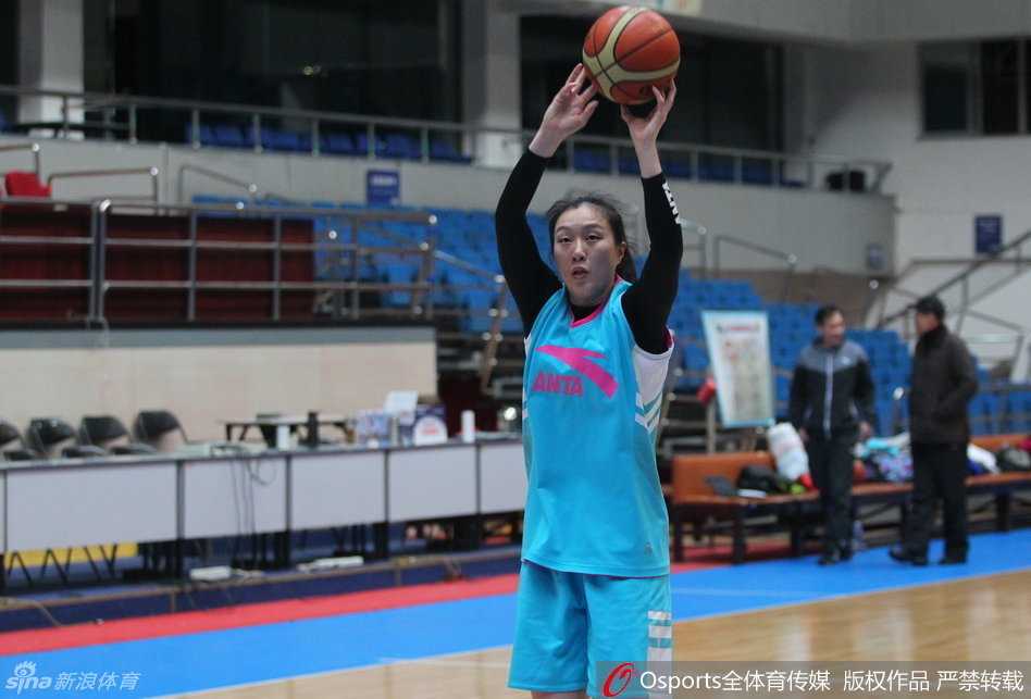 许利民指导赛后接受采访时眉头微蹙，语气坚定。汗水浸透了他的衬衫，身后的背景板印着WCBA的标志，他用手比划着，反复强调着“拼”字，仿佛要把这个字刻进每个人的心里。