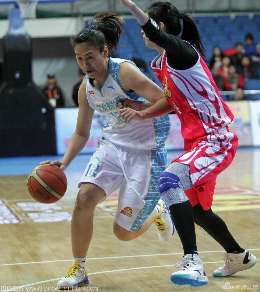 京城玫瑰雨浇灭山西烈焰 女篮众将演绎冬日里的篮球盛宴 高颂犹如利刃出鞘,凭借灵活的脚步和迅猛的速度,瞬间撕开山西队严密的防线,强势杀入篮下。