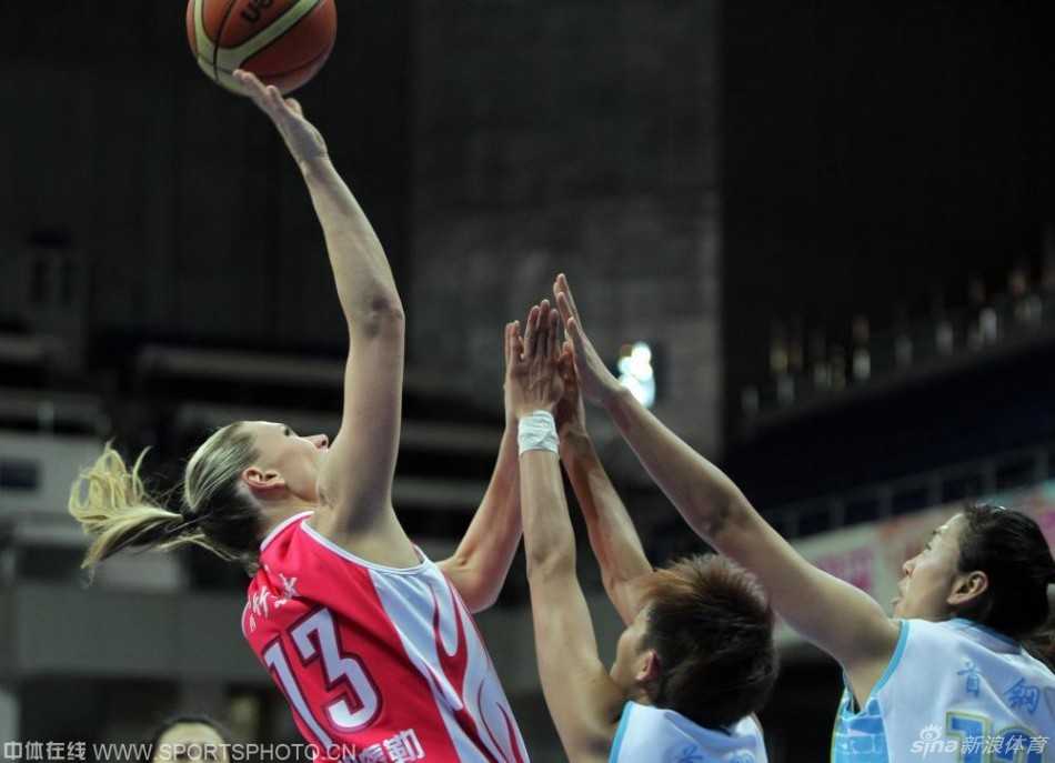 京城玫瑰雨浇灭山西烈焰 女篮众将演绎冬日里的篮球盛宴 佩妮-泰勒在严密防守下觅得良机,轻盈跃起,手腕柔和一抖,皮球划出美妙弧线,上演一出精彩的指尖艺术。