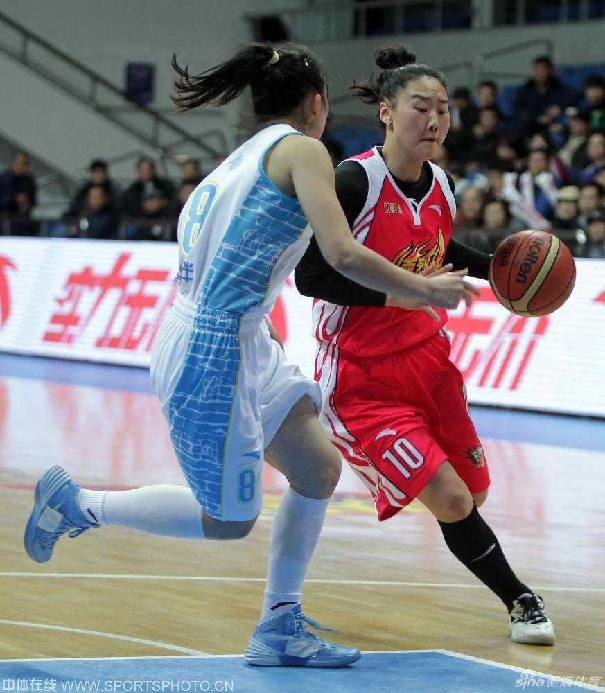 京城玫瑰雨浇灭山西烈焰 女篮众将演绎冬日里的篮球盛宴 武桐桐持球强行突破,以矫健的身姿穿越重重防守,风驰电掣般杀向前场,展现出初生牛犊不怕虎的气势。