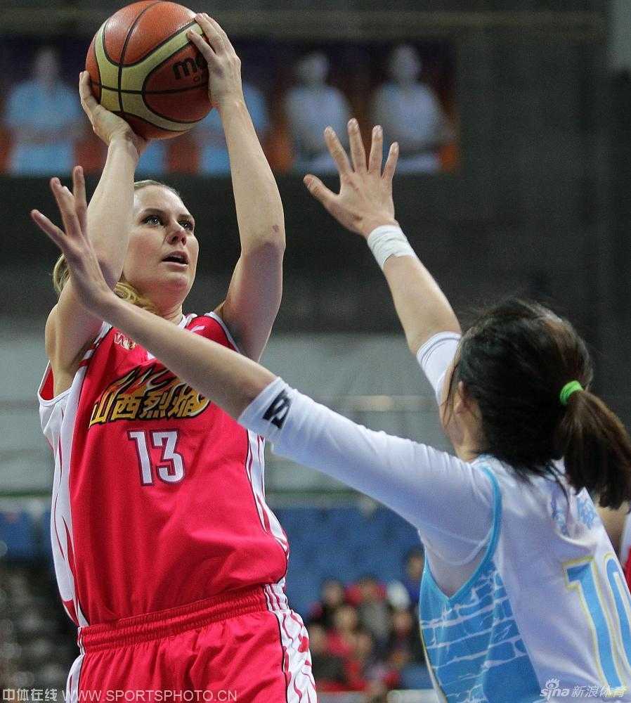 京城玫瑰雨浇灭山西烈焰 女篮众将演绎冬日里的篮球盛宴 面对严防,佩妮-泰勒在空中闪转腾挪,于失去重心前顽强地将球投向篮筐,展现出超强的个人进攻能力。