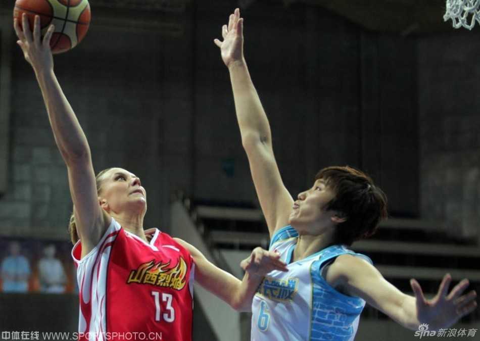 京城玫瑰雨浇灭山西烈焰 女篮众将演绎冬日里的篮球盛宴 老将张帆镇守篮下,犹如天降神兵,用一记势大力沉的封盖,无情地将佩妮-泰勒的上篮尝试拒之门外。