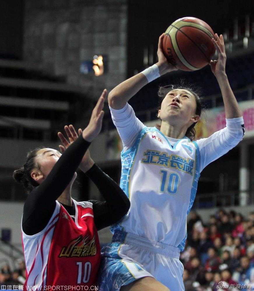 京城玫瑰雨浇灭山西烈焰 女篮众将演绎冬日里的篮球盛宴 孙晓雨如灵猫般穿梭于防线之间,接球后顺势起跳,以一气呵成的连贯动作完成快攻上篮。