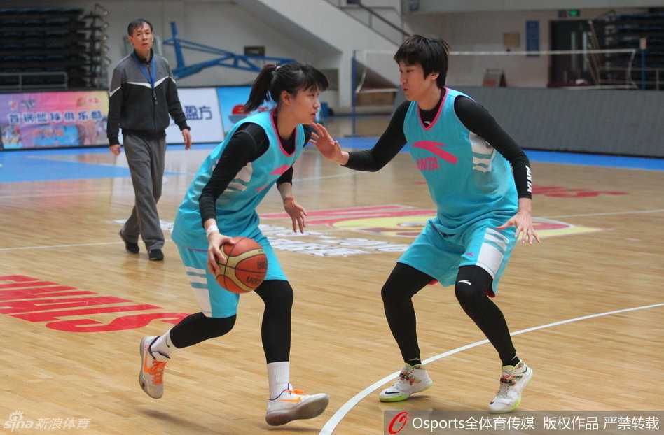 京城玫瑰静待绽放:首钢女篮最后一练,主帅许利民运筹帷幄邵婷领衔冲刺 在战术板前,主帅许利民目光如炬,正用手势向邵婷强调着第四战的防守要诀,身后的备战海报透露出决战前夕的紧张气氛。