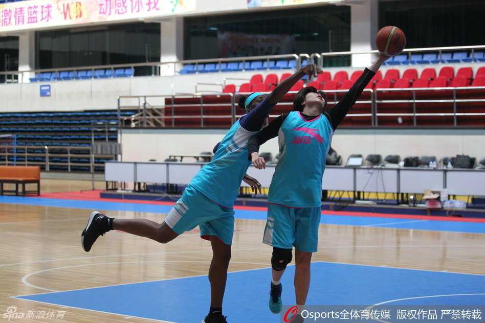京城玫瑰静待绽放:首钢女篮最后一练,主帅许利民运筹帷幄邵婷领衔冲刺 北京女篮进行分组对抗,球鞋与地板摩擦发出尖锐声响,球员们奋力拼抢篮板,训练强度堪比实战。