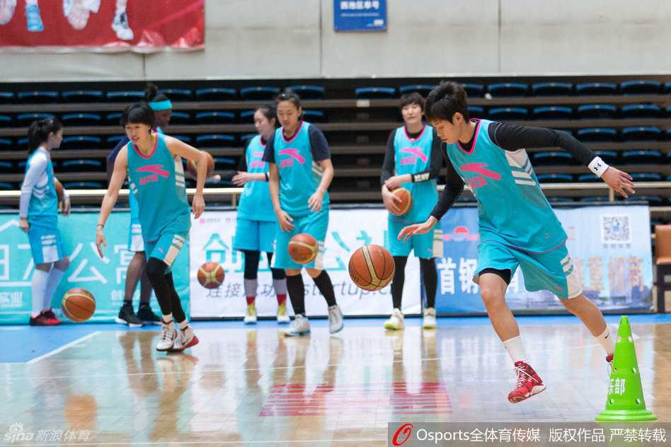 京城玫瑰静待绽放:首钢女篮最后一练,主帅许利民运筹帷幄邵婷领衔冲刺 许利民双手抱胸站在场边,神情严肃地注视着弟子们的每一次跑位,他的运筹帷幄是球队从0比1落后到手握赛点的关键。