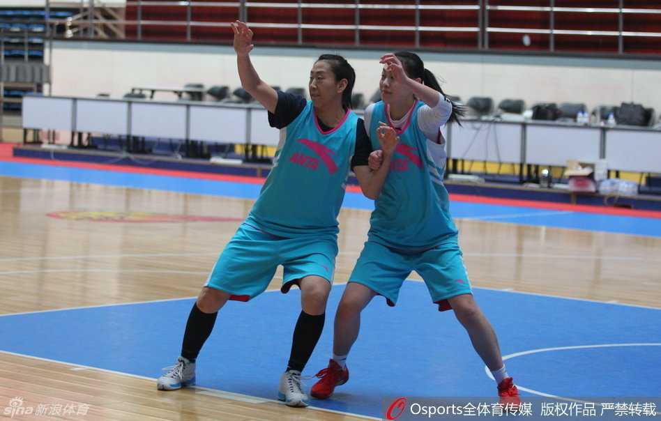 京城玫瑰静待绽放:首钢女篮最后一练,主帅许利民运筹帷幄邵婷领衔冲刺 训练场上,北京女篮队员们围成一圈高喊加油,高颂握拳神情激昂,福尔斯在人群中露出笑容,团队士气正盛。