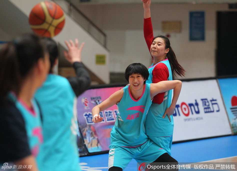 京城玫瑰静待绽放:首钢女篮最后一练,主帅许利民运筹帷幄邵婷领衔冲刺 国手邵婷在训练间隙用手腕擦拭汗水,眼神坚毅地望向篮筐,上一场狂砍31分的火热手感让她在赛前加练中格外专注。