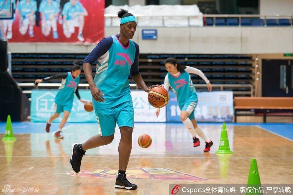 京城玫瑰静待绽放:首钢女篮最后一练,主帅许利民运筹帷幄邵婷领衔冲刺 训练结束,北京女篮将帅围拢在一起,许利民伸出三根手指进行最后布置,眼神中透露出必胜的信念与智慧。