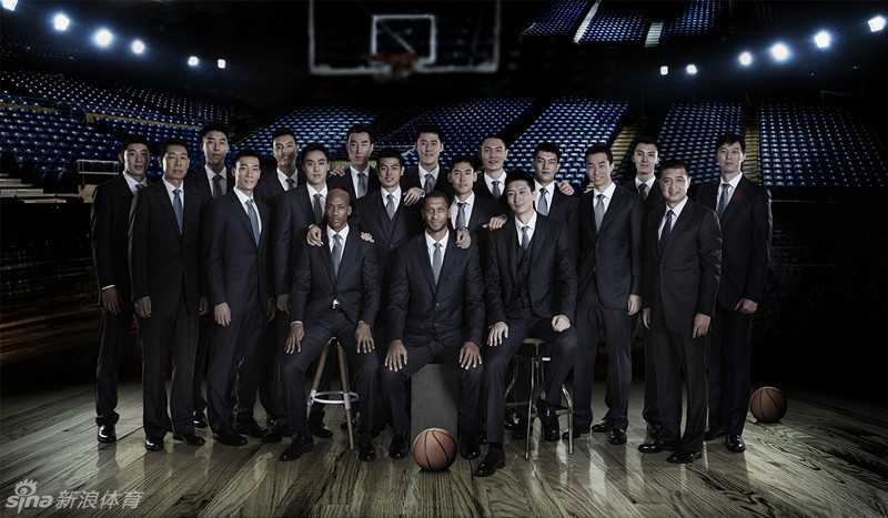 马布里与莫里斯并肩而立，犹如黑帮电影中的双男主。老马嘴角挂着标志性的微笑，眼神却犀利如刀；莫里斯则一脸肃穆，高大的身躯将西装撑得棱角分明。