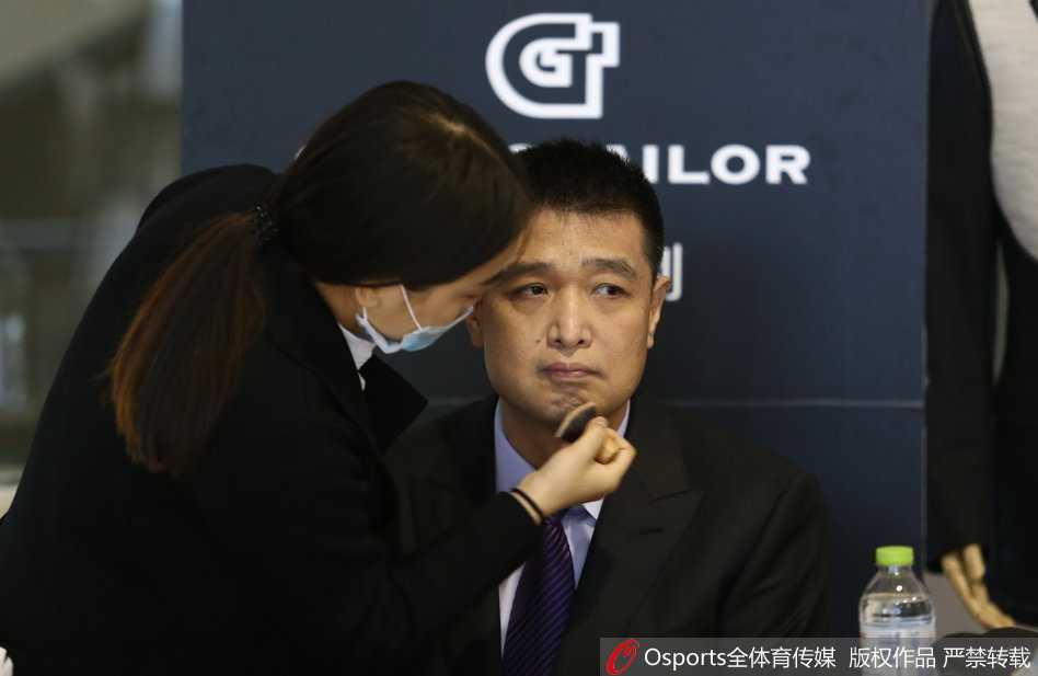 京城男模队集结!镜头定格北京首钢冠军的骄傲与温情 马布里与孙悦并肩而立,背景是拍摄用的高光灯,马布里手指镜头,孙悦则侧身微笑,两人默契十足,眼神中充满了对彼此的信任。