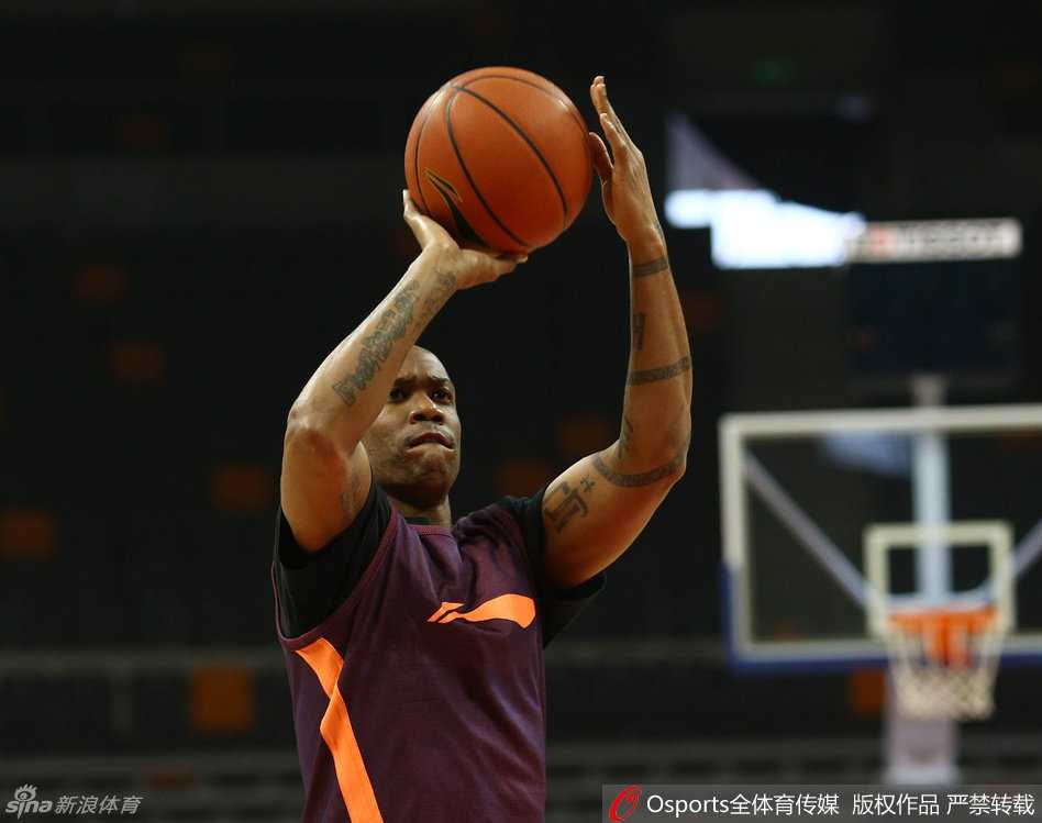 王骁辉在三分线外张手投篮，皮球离开指尖的瞬间，他的眼神紧紧跟随球的轨迹。作为外线尖兵，他的每一次出手都承载着教练组的信任。