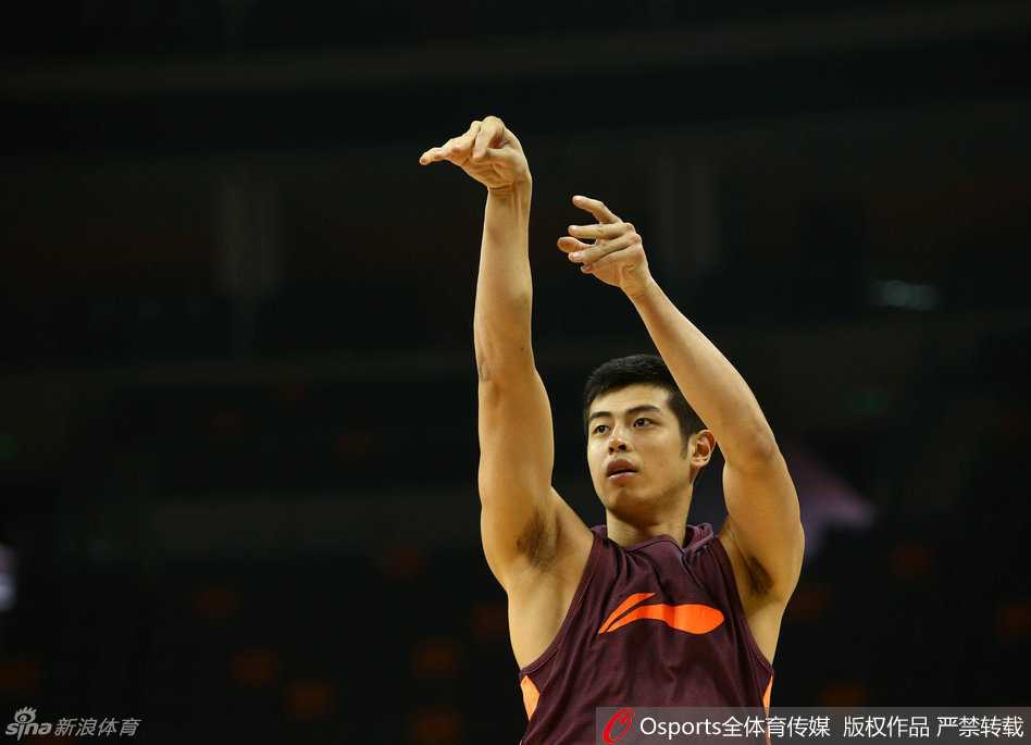 吉喆在罚球线附近认真练习投篮，他高高跃起，手指轻柔地将球拨出，阳光洒在他坚毅的侧脸上，每一个细节都力求完美。