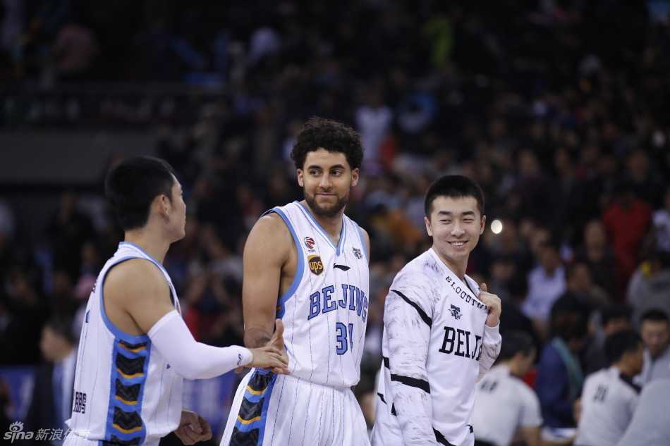 马布里运球穿越层层防线，眼神如炬，在对手的围堵中寻找那一丝转瞬即逝的突破内线缝隙。