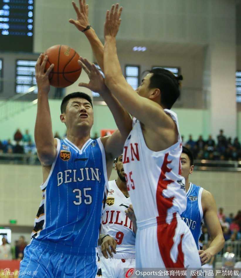 孙悦佩戴崭新护臂登场亮相，防守端犹如天网恢恢