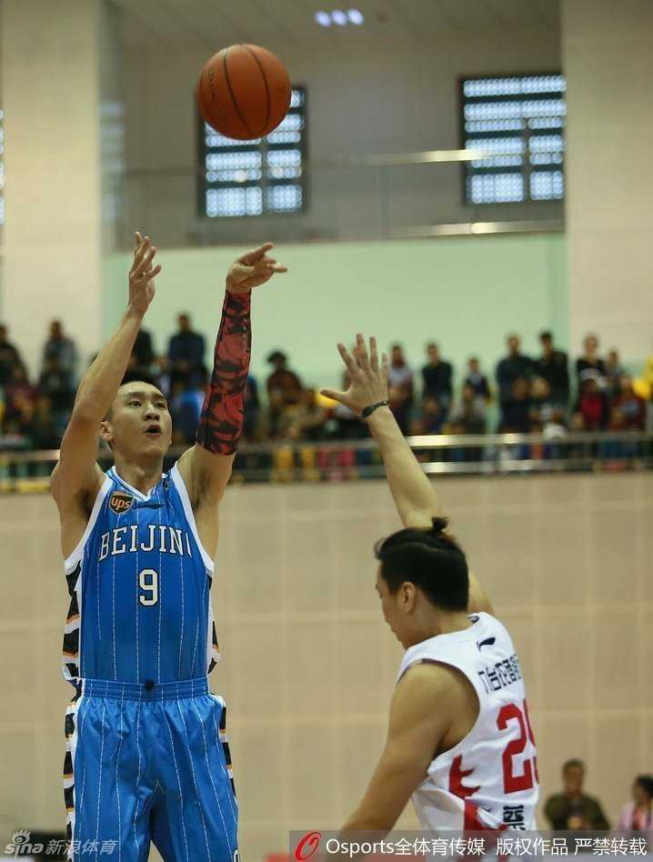 莫里斯使出招牌中投，篮球划出美妙弧线空心入网