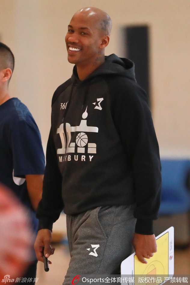 京城男篮集结号:马布里掌舵,众将齐心冲刺新纪元 训练场边,心情大好的马布里被队友们的表现逗乐,开怀大笑,整个球馆都弥漫着轻松而积极的备战气氛。